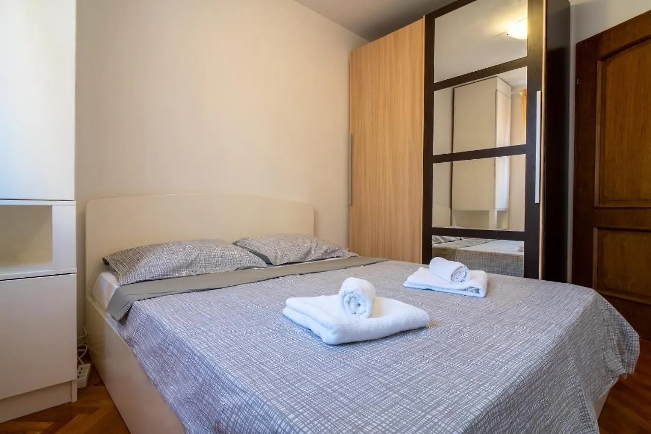 Lovely Dunia Apartment プーラ